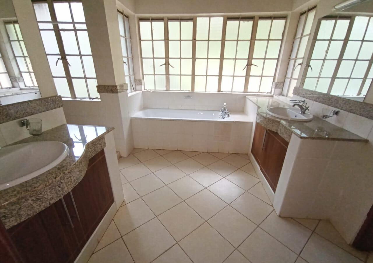 5BR Townhouse with Pool & Generator – Rosslyn Gated Estate