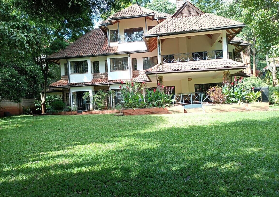 5BR Townhouse with Pool & Generator – Rosslyn Gated Estate