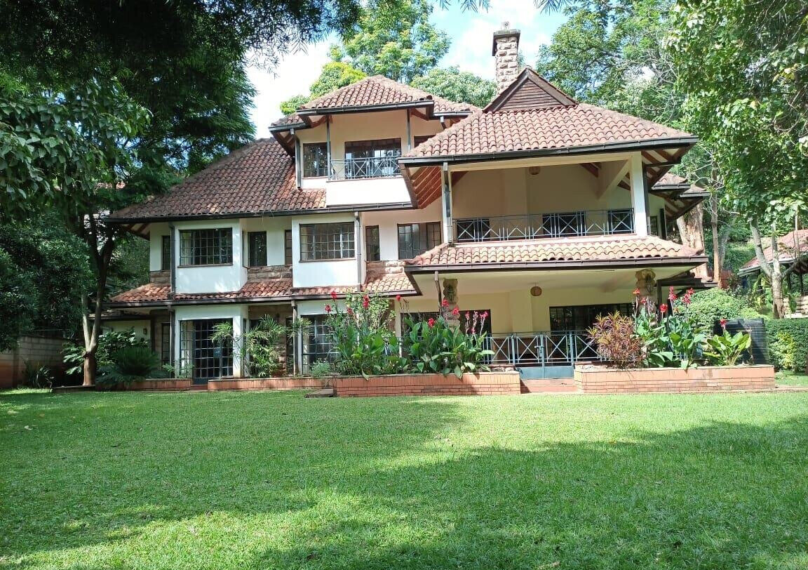 5BR Townhouse with Pool & Generator – Rosslyn Gated Estate