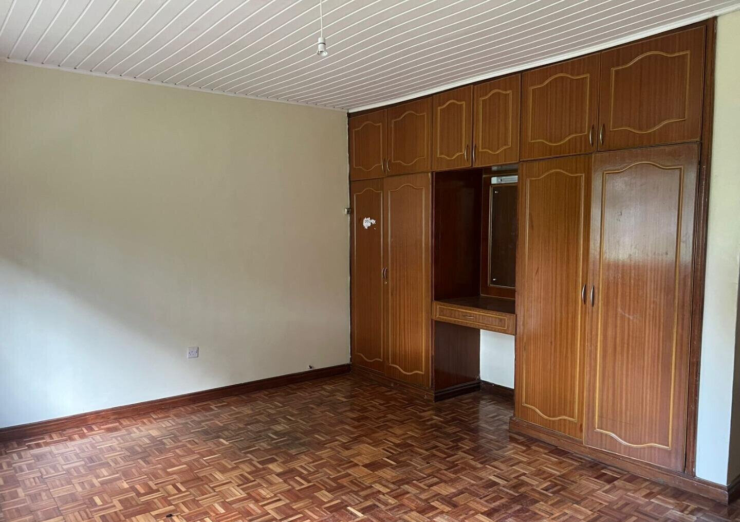5-Bed Townhouse with Pool & Green Views - Lavington