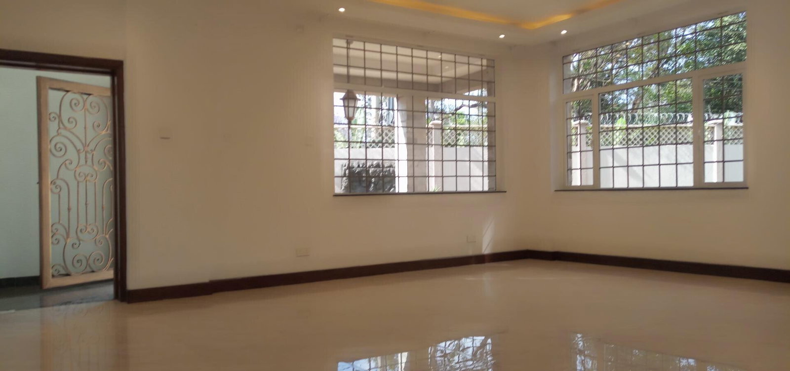 4-Ensuite Townhouse with Cinema & Lift - Spring Valley