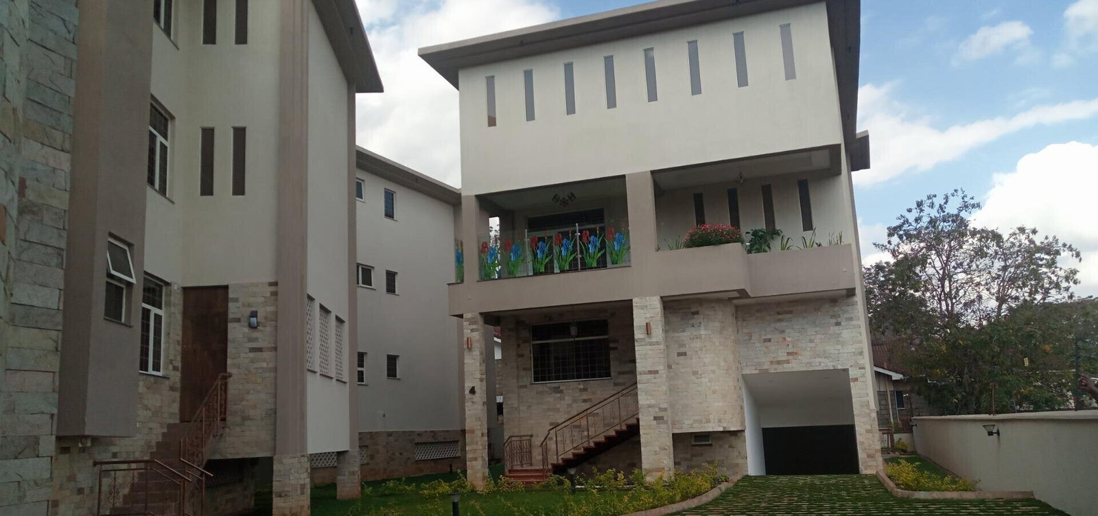 4-Ensuite Townhouse with Cinema & Lift - Spring Valley