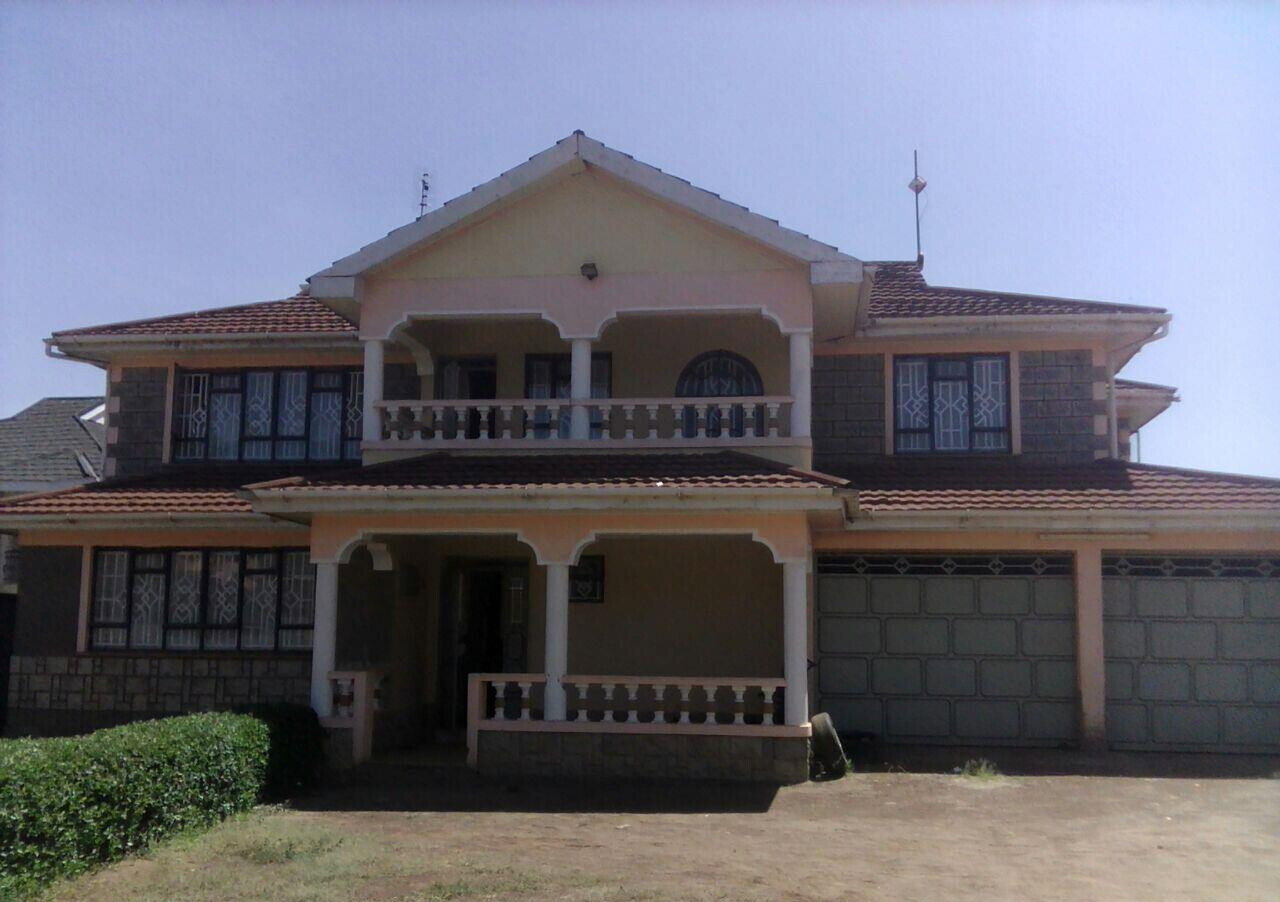 5BR Townhouse with Chicken House & 5000L Water Tank - Membley