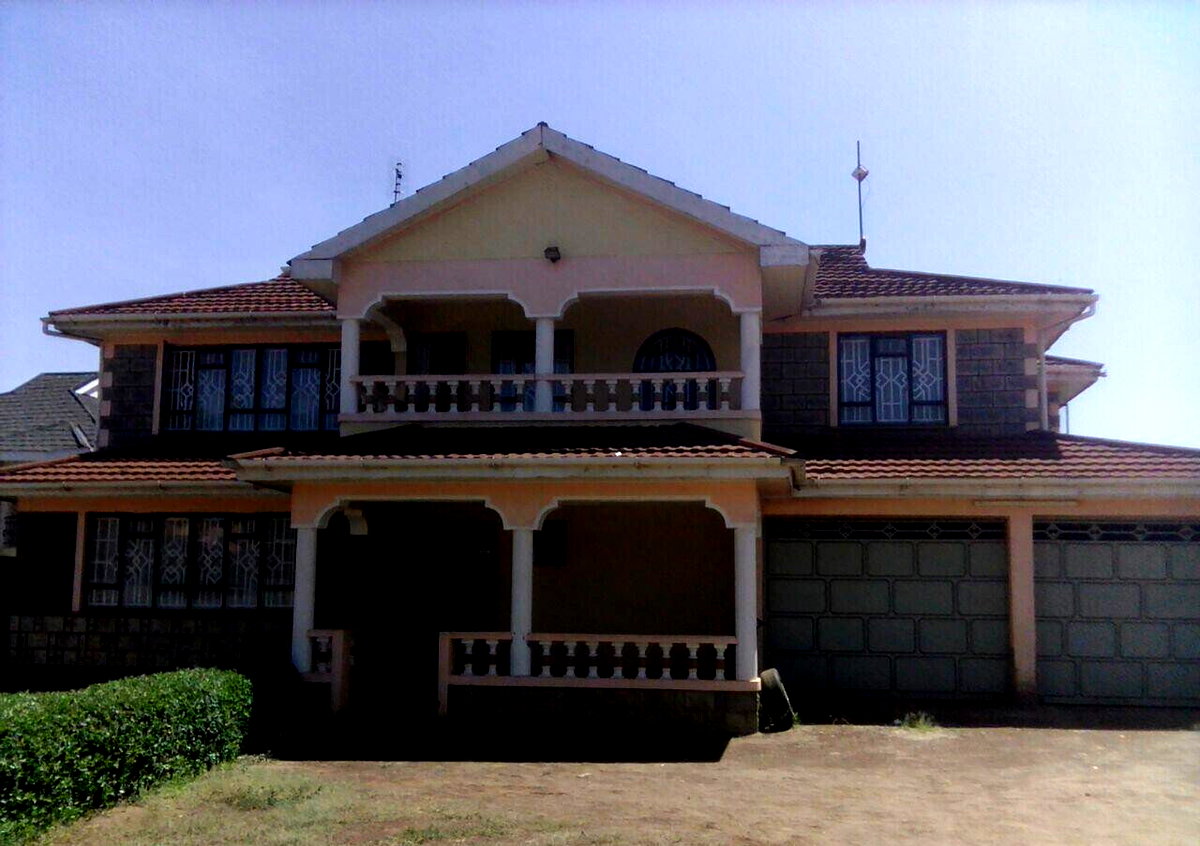 5BR Townhouse with Chicken House & 5000L Water Tank - Membley
