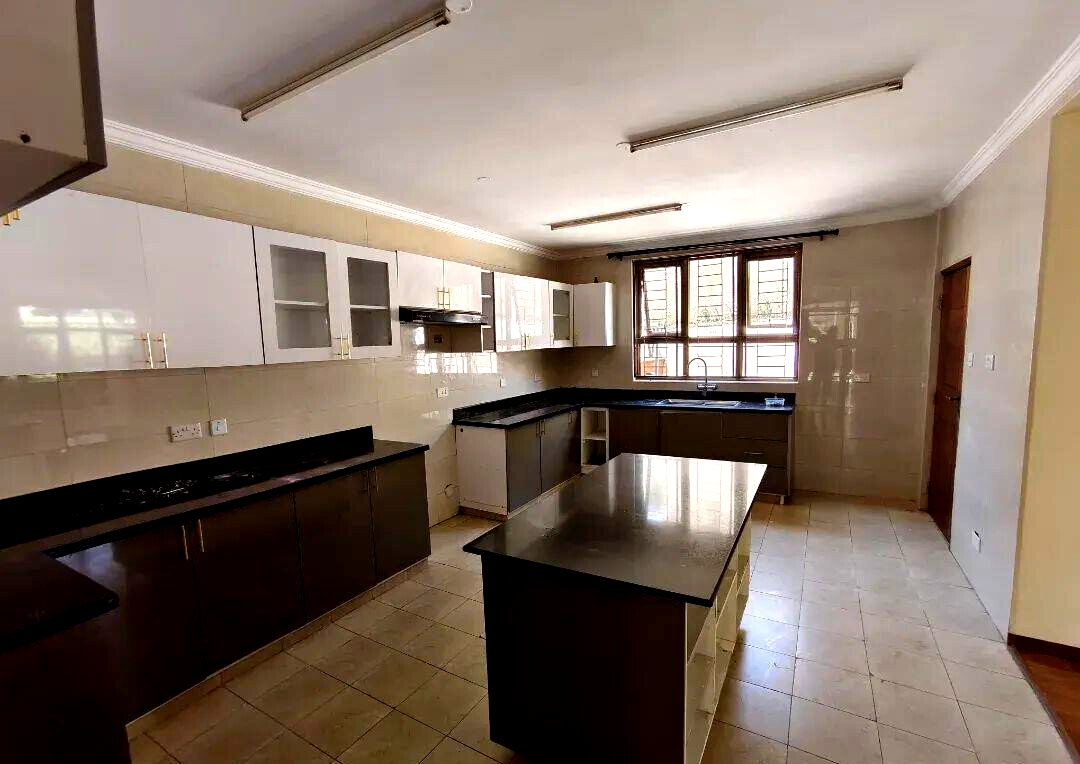5-Ensuite Townhouse with Family Room & Pool Access - Lavington