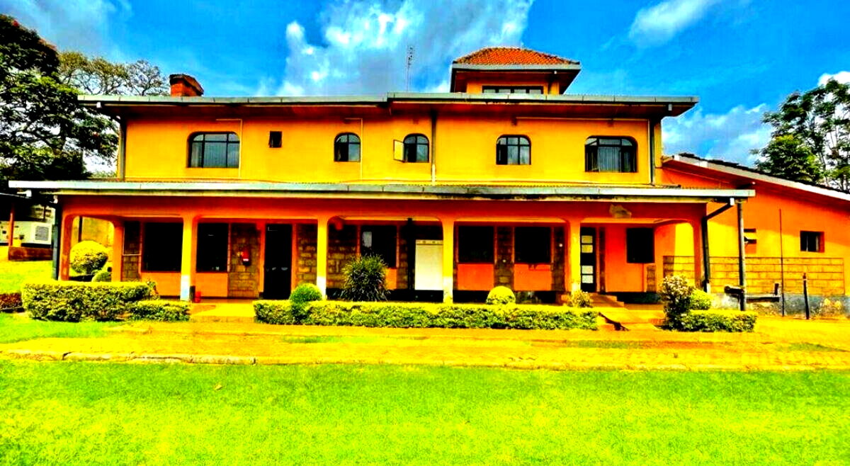 6-Bedroom Townhouse with Office Space on Half-Acre - Ridgeways