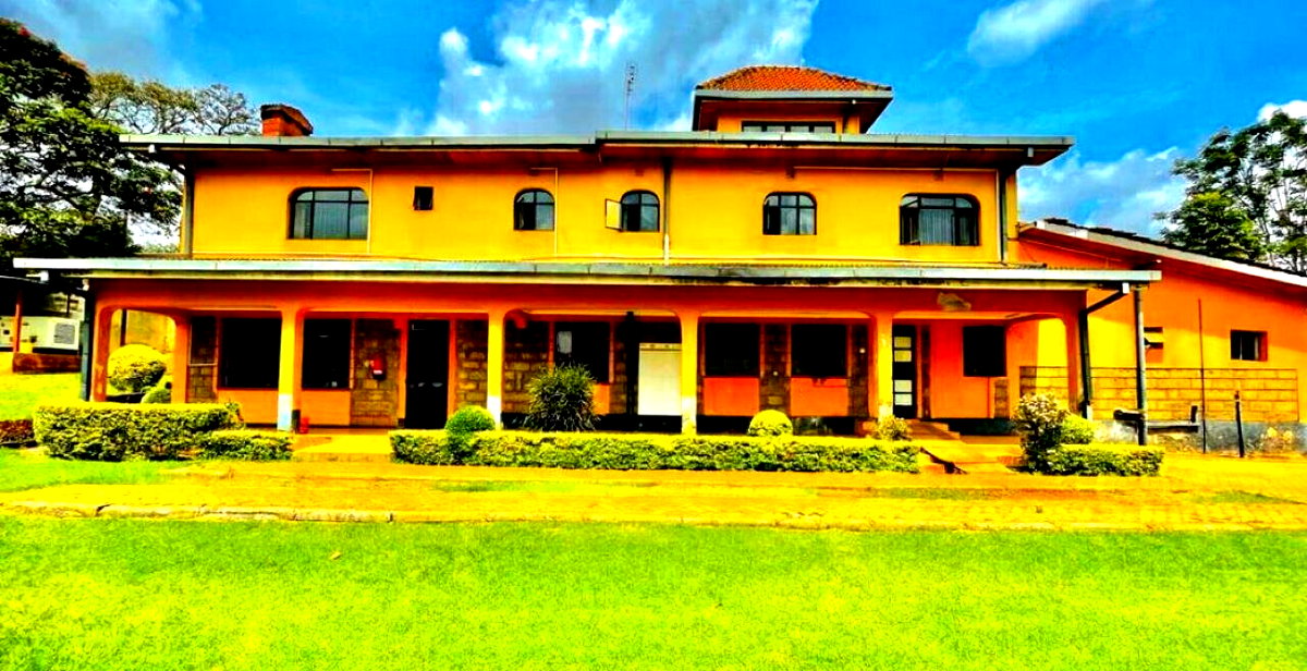 6-Bedroom Townhouse with Office Space on Half-Acre - Ridgeways