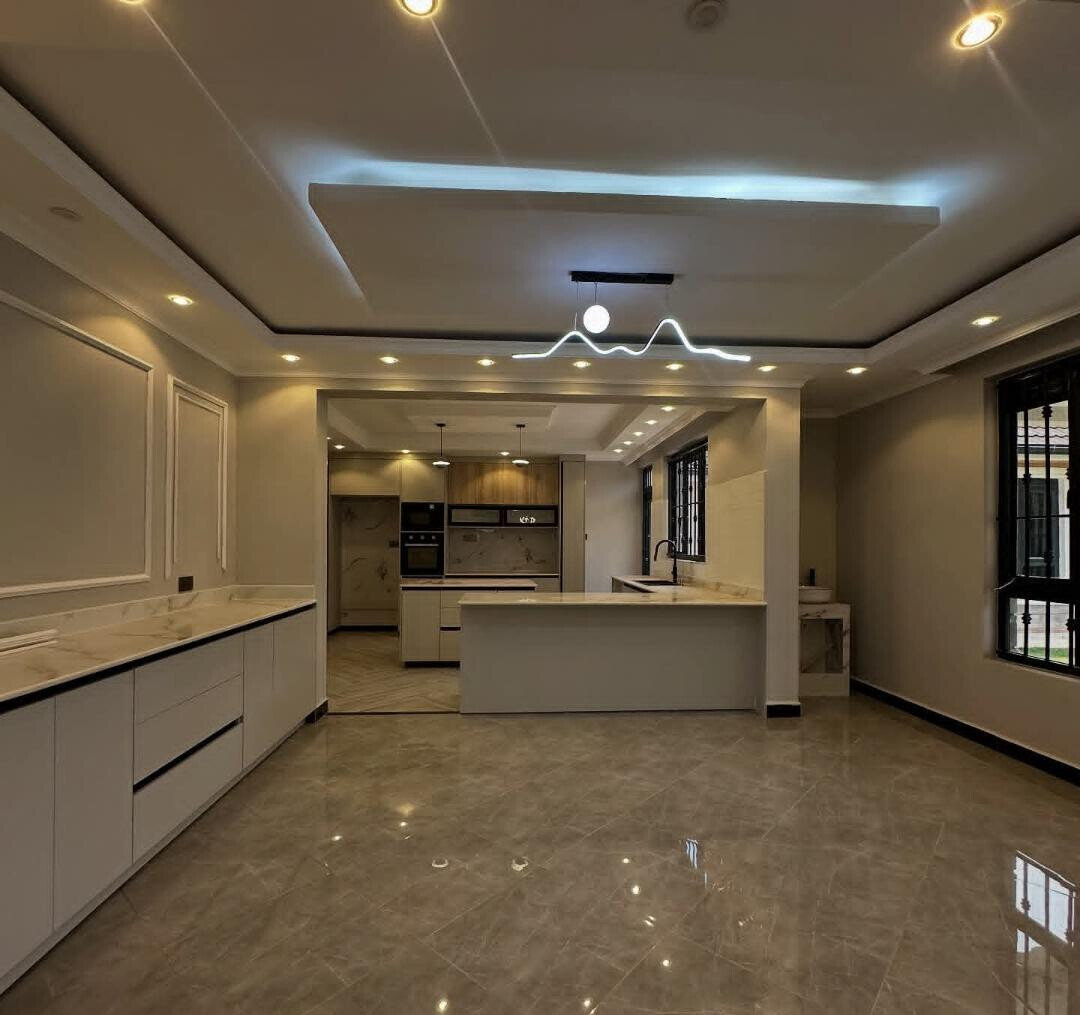 6BR All-Ensuite Home with 2 DSQs on Quarter Acre - Runda