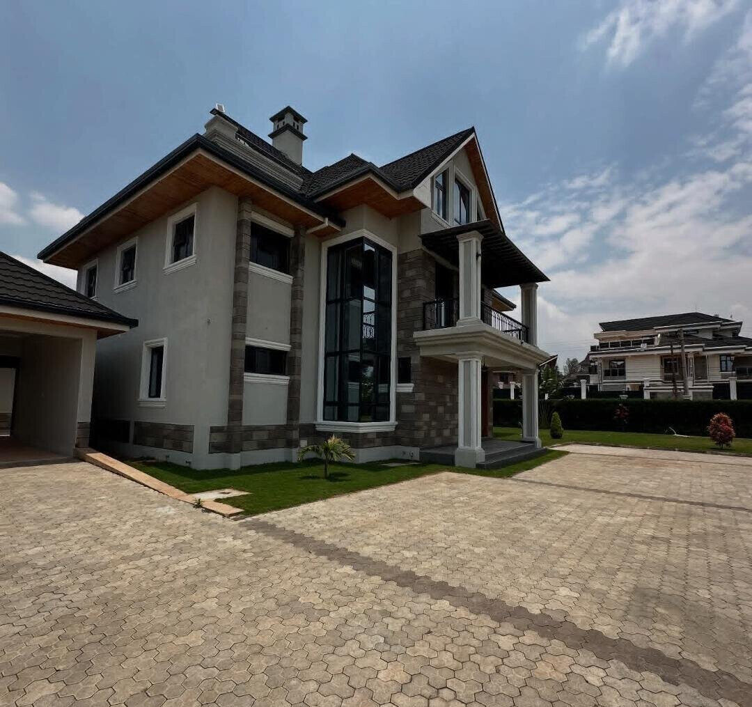 6BR All-Ensuite Home with 2 DSQs on Quarter Acre - Runda