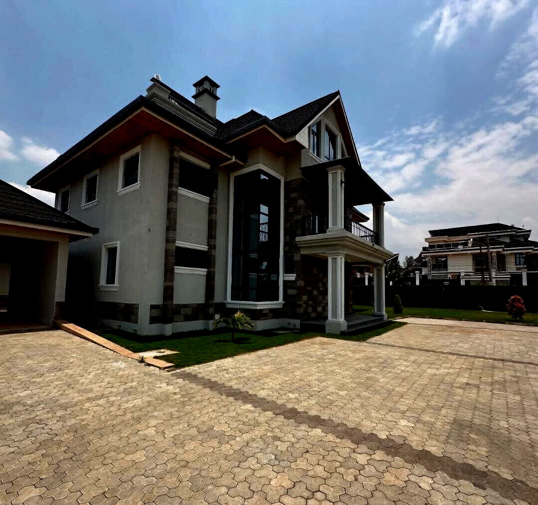 6BR All-Ensuite Home with 2 DSQs on Quarter Acre - Runda