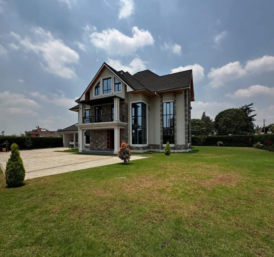 6BR All-Ensuite Home with 2 DSQs on Quarter Acre - Runda
