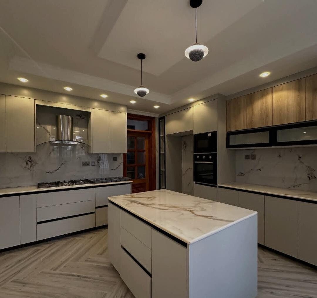 6BR All-Ensuite Home with 2 DSQs on Quarter Acre - Runda