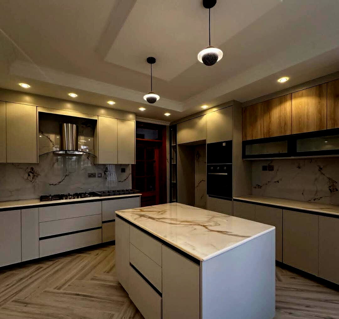 6BR All-Ensuite Home with 2 DSQs on Quarter Acre - Runda