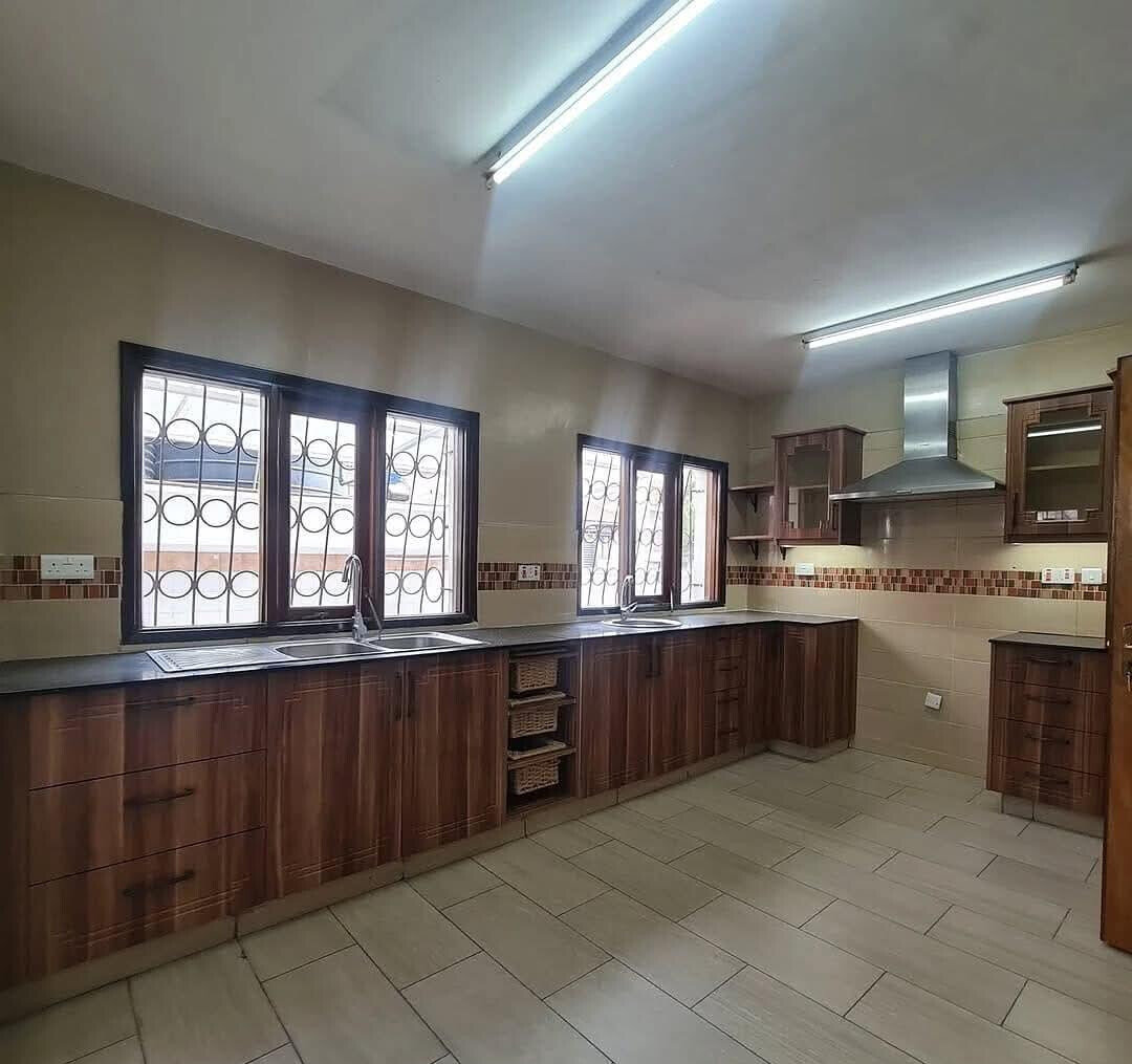 4BR Townhouse on Quiet Cul-de-Sac with Sunken Living Room - Kilimani