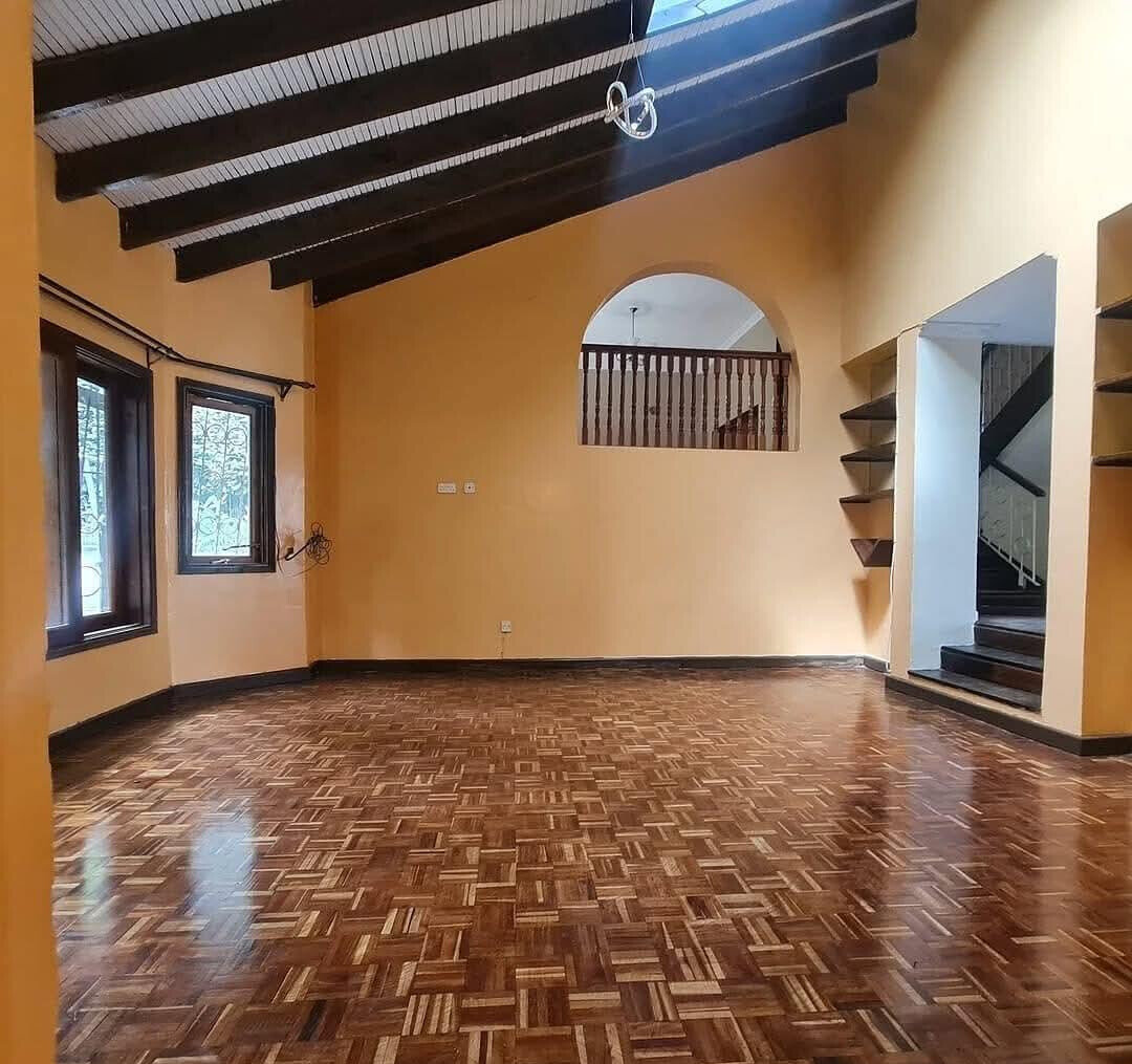 4BR Townhouse on Quiet Cul-de-Sac with Sunken Living Room - Kilimani