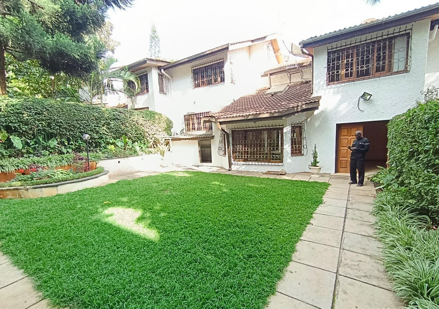 4BR Townhouse on Quiet Cul-de-Sac with Sunken Living Room - Kilimani