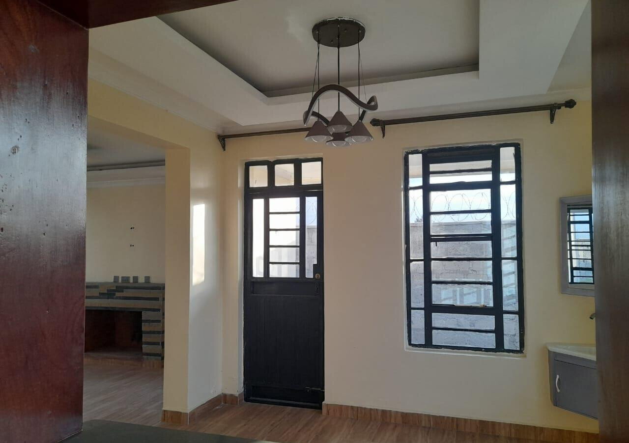 5BR All-Ensuite Townhouse with Fireplace & Borehole – Katani