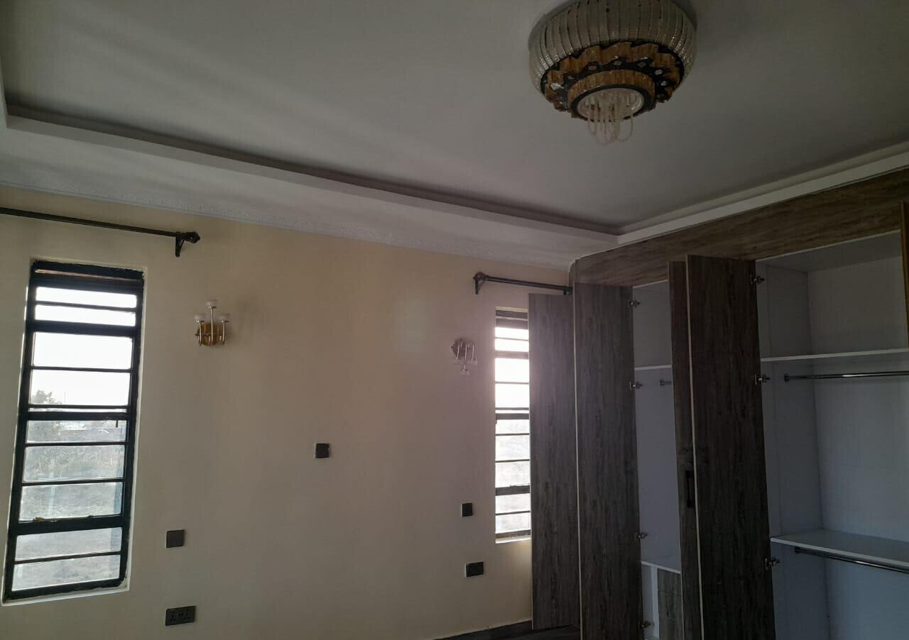 5BR All-Ensuite Townhouse with Fireplace & Borehole – Katani