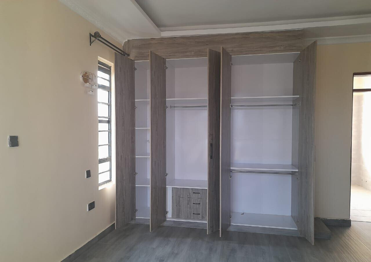5BR All-Ensuite Townhouse with Fireplace & Borehole – Katani