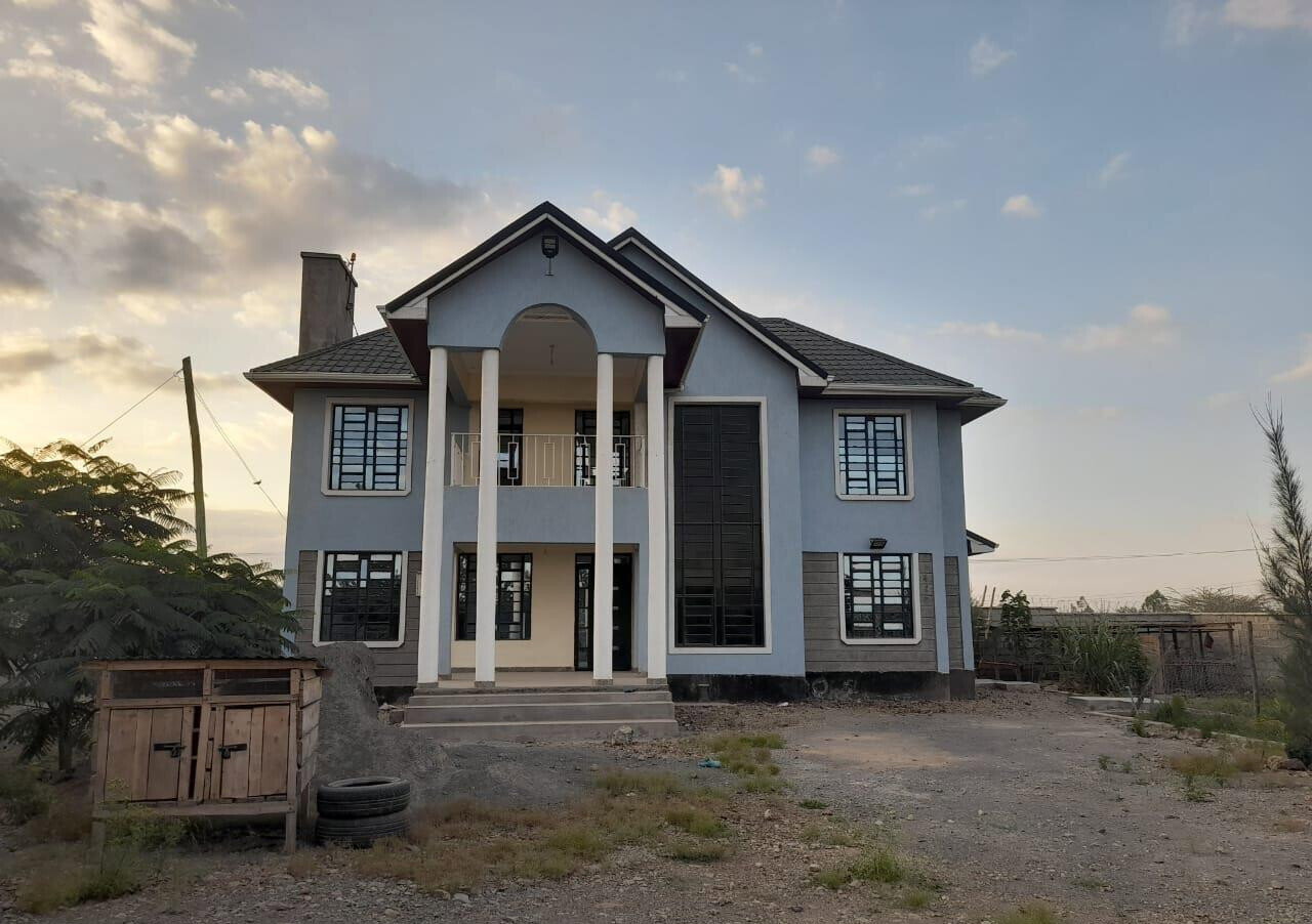 5BR All-Ensuite Townhouse with Fireplace & Borehole – Katani
