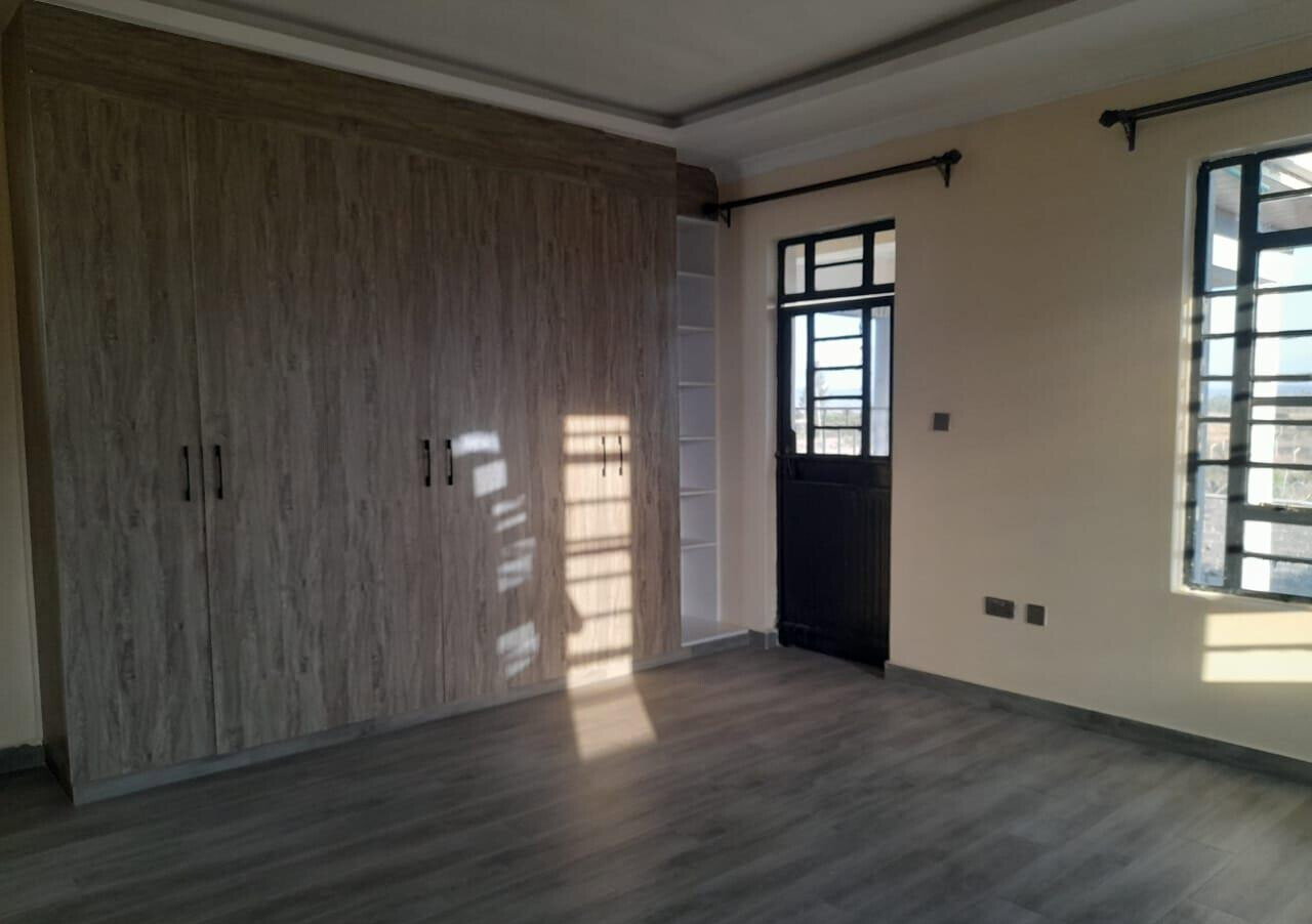 5BR All-Ensuite Townhouse with Fireplace & Borehole – Katani