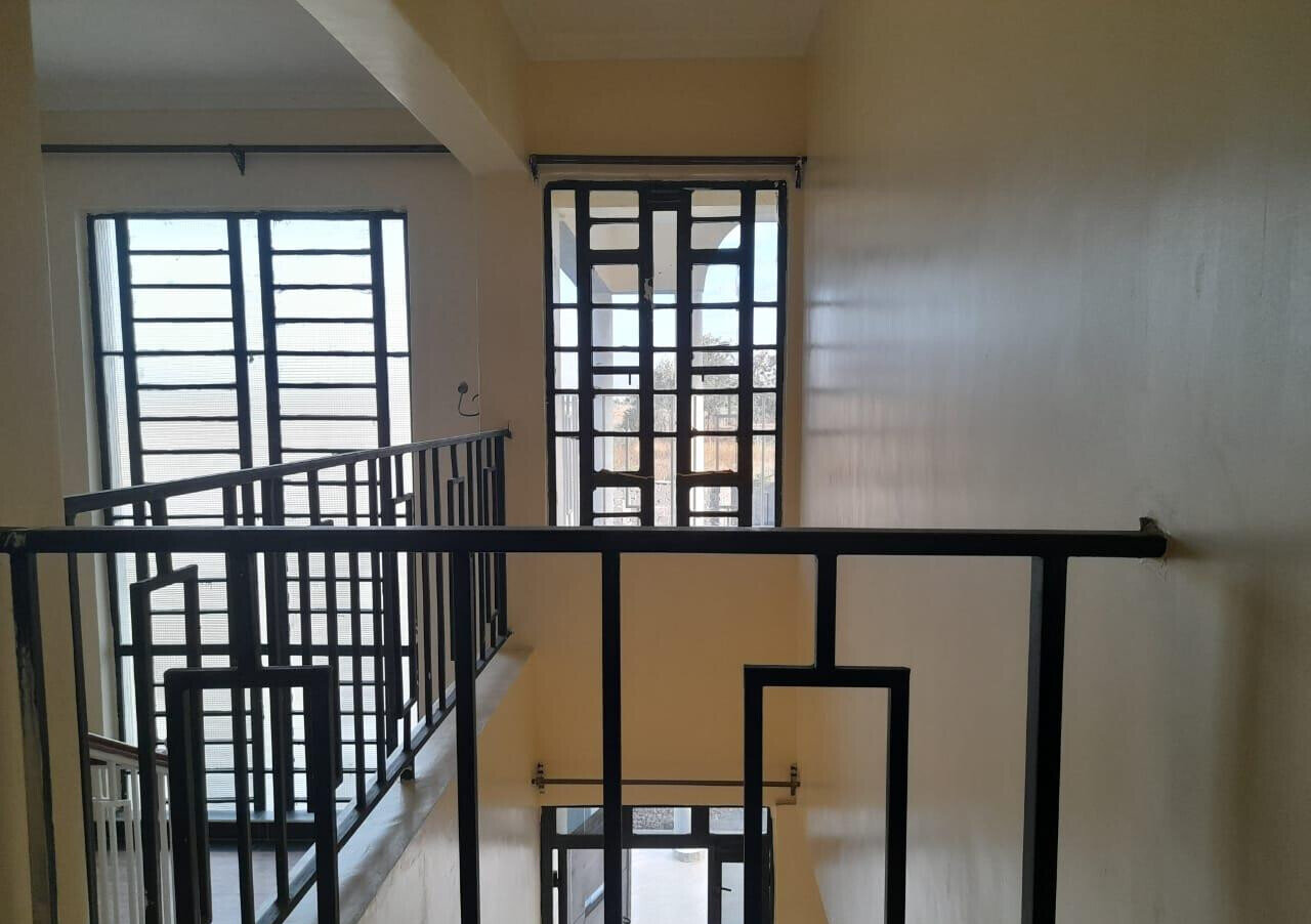 5BR All-Ensuite Townhouse with Fireplace & Borehole – Katani