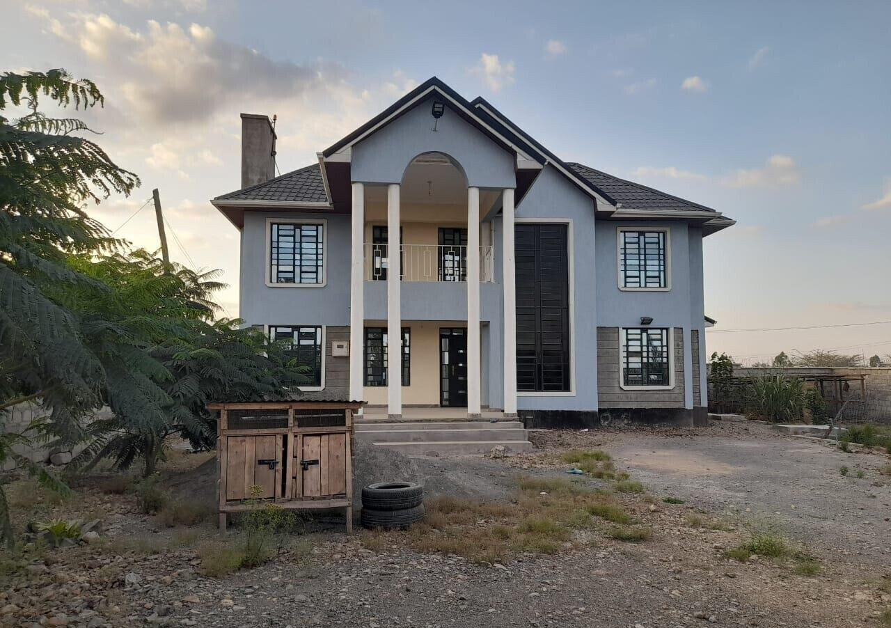 5BR All-Ensuite Townhouse with Fireplace & Borehole – Katani