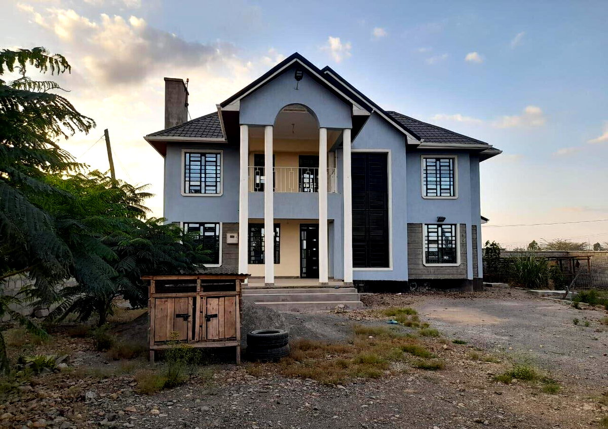 5BR All-Ensuite Townhouse with Fireplace & Borehole – Katani