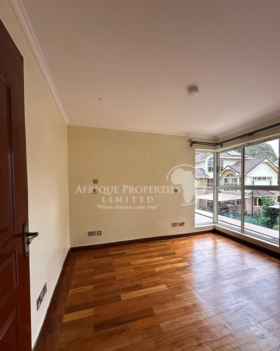 3-Level Townhouse with Fireplace, Gym & Jacuzzi - Lavington