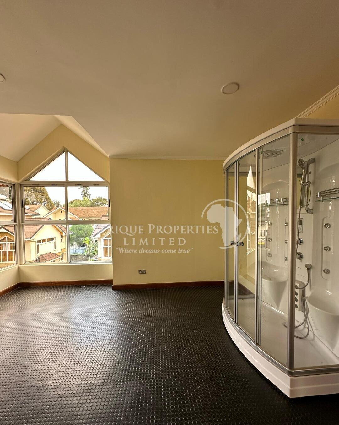 3-Level Townhouse with Fireplace, Gym & Jacuzzi - Lavington