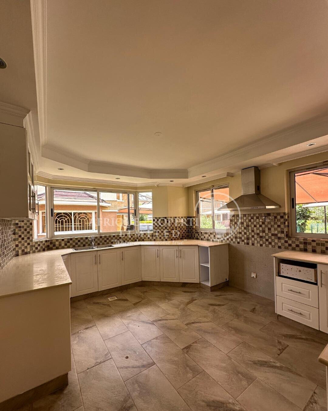 3-Level Townhouse with Fireplace, Gym & Jacuzzi - Lavington