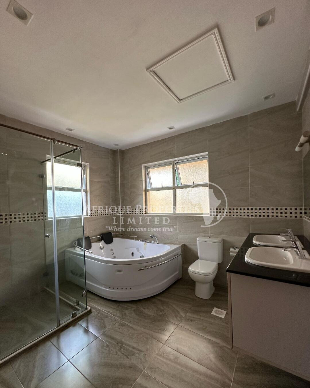 3-Level Townhouse with Fireplace, Gym & Jacuzzi - Lavington