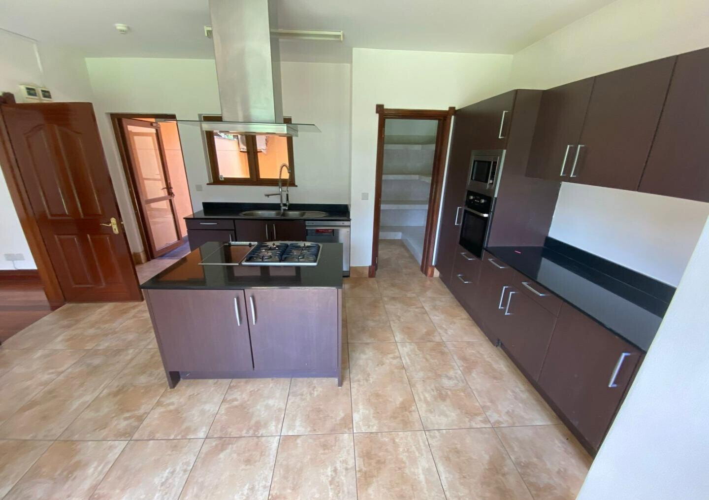 4BR Villa with Mahogany Floors & Clubhouse - Kitisuru