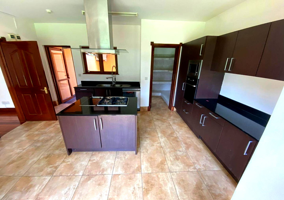 4BR Villa with Mahogany Floors & Clubhouse - Kitisuru