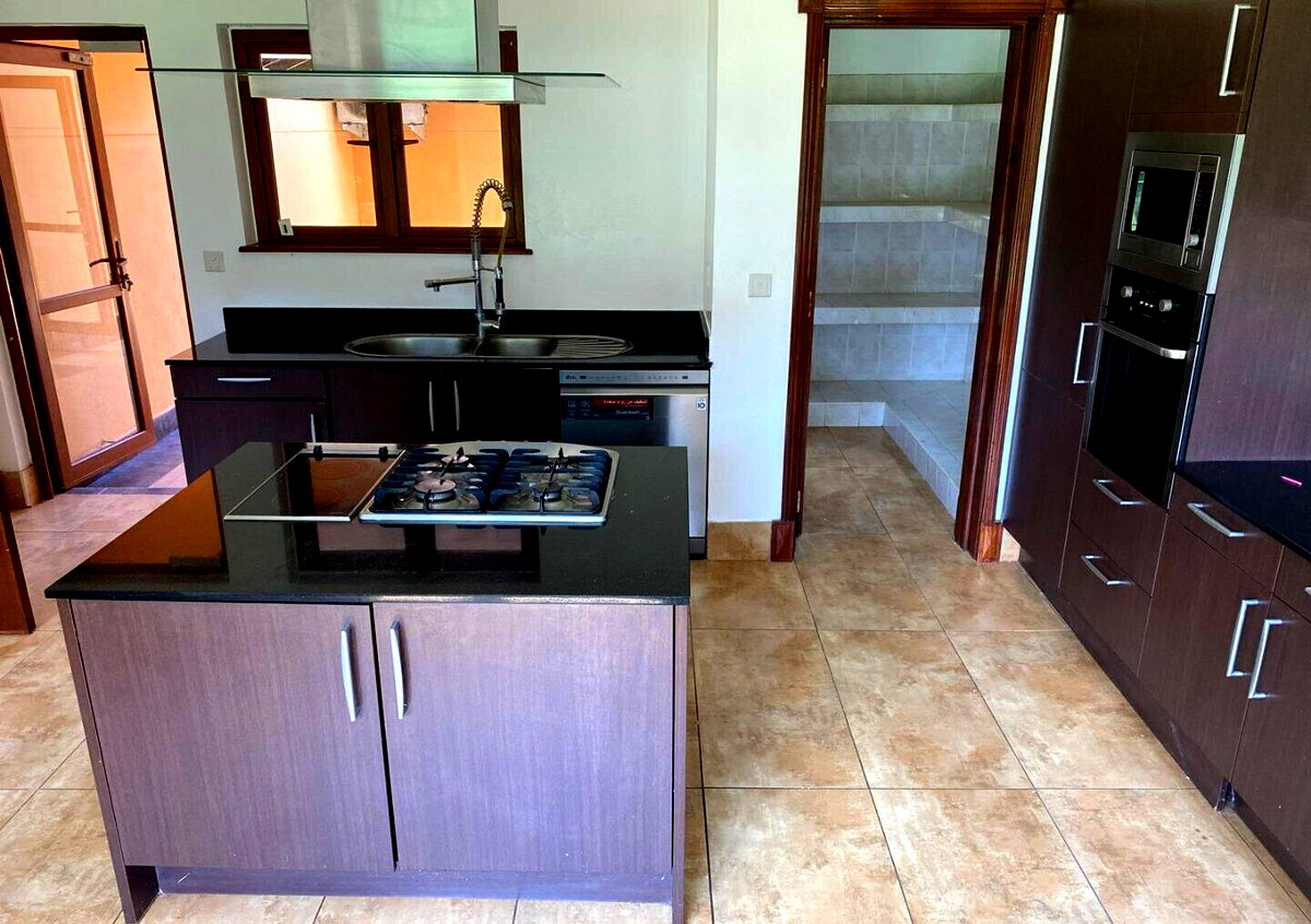 4BR Villa with Mahogany Floors & Clubhouse - Kitisuru