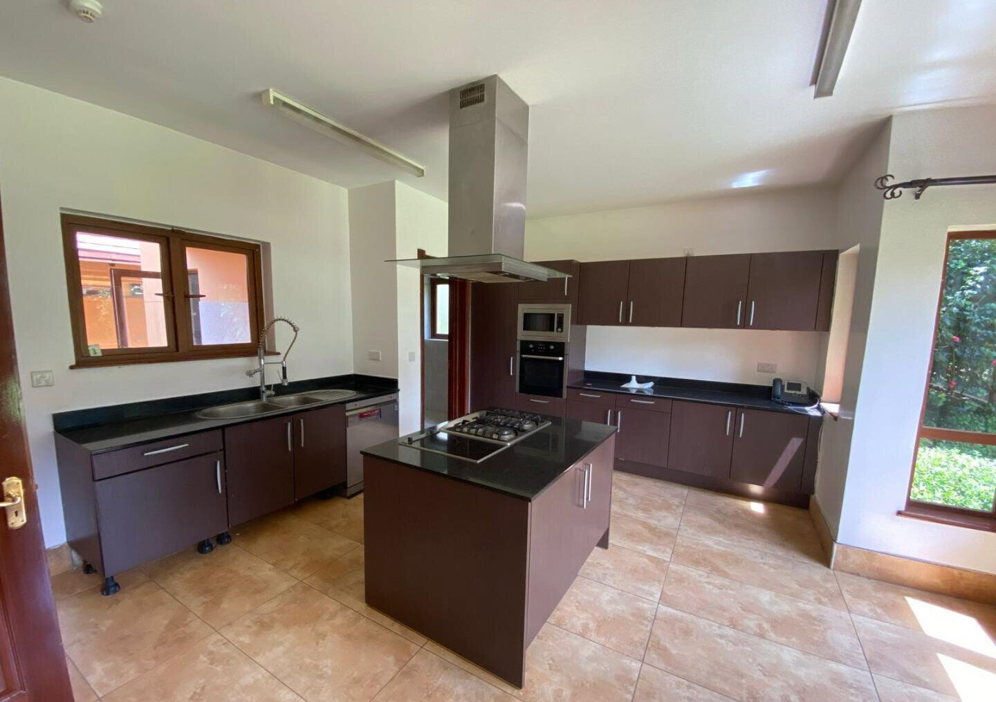 4BR Villa with Mahogany Floors & Clubhouse - Kitisuru