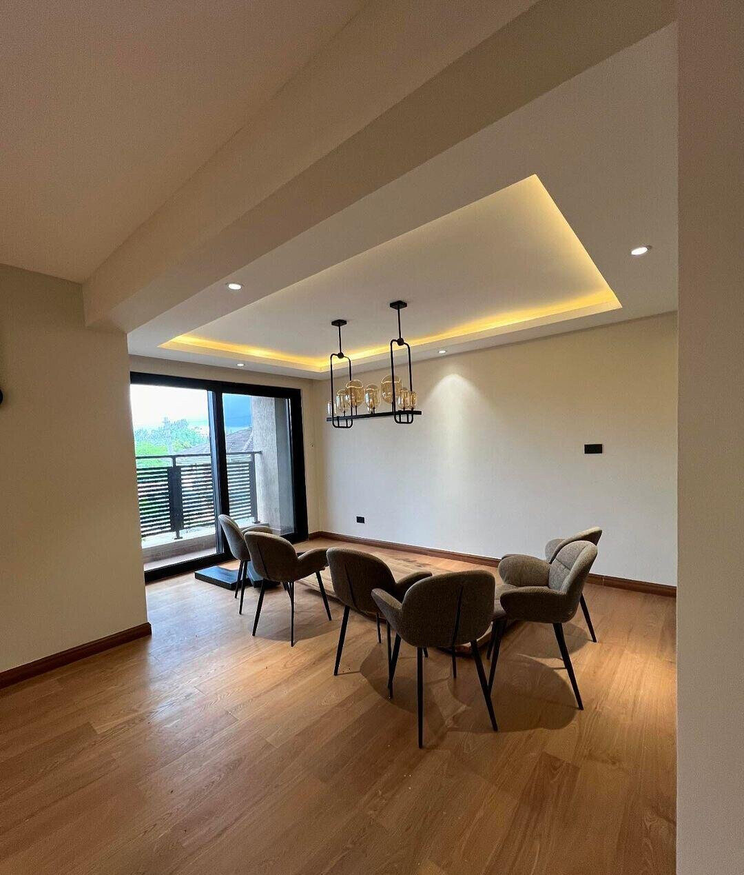 4BR Townhouse with Cinema, Wine Cellar & Splash Pool - Lavington