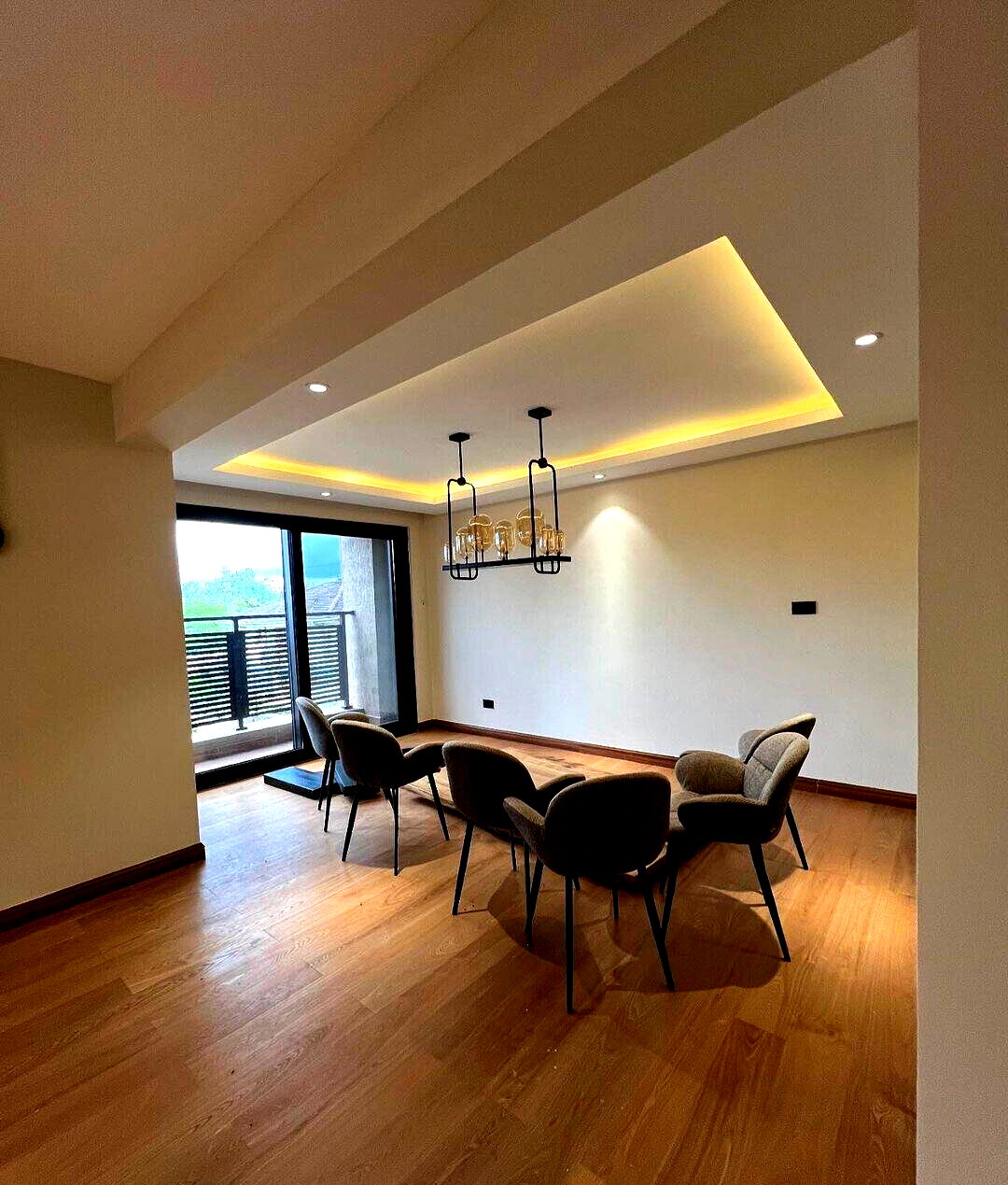 4BR Townhouse with Cinema, Wine Cellar & Splash Pool - Lavington