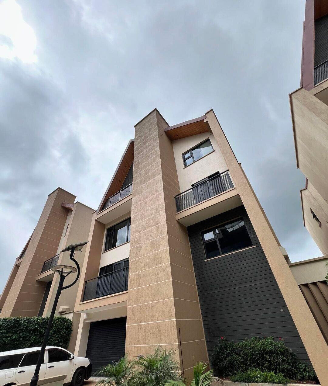4BR Townhouse with Cinema, Wine Cellar & Splash Pool - Lavington