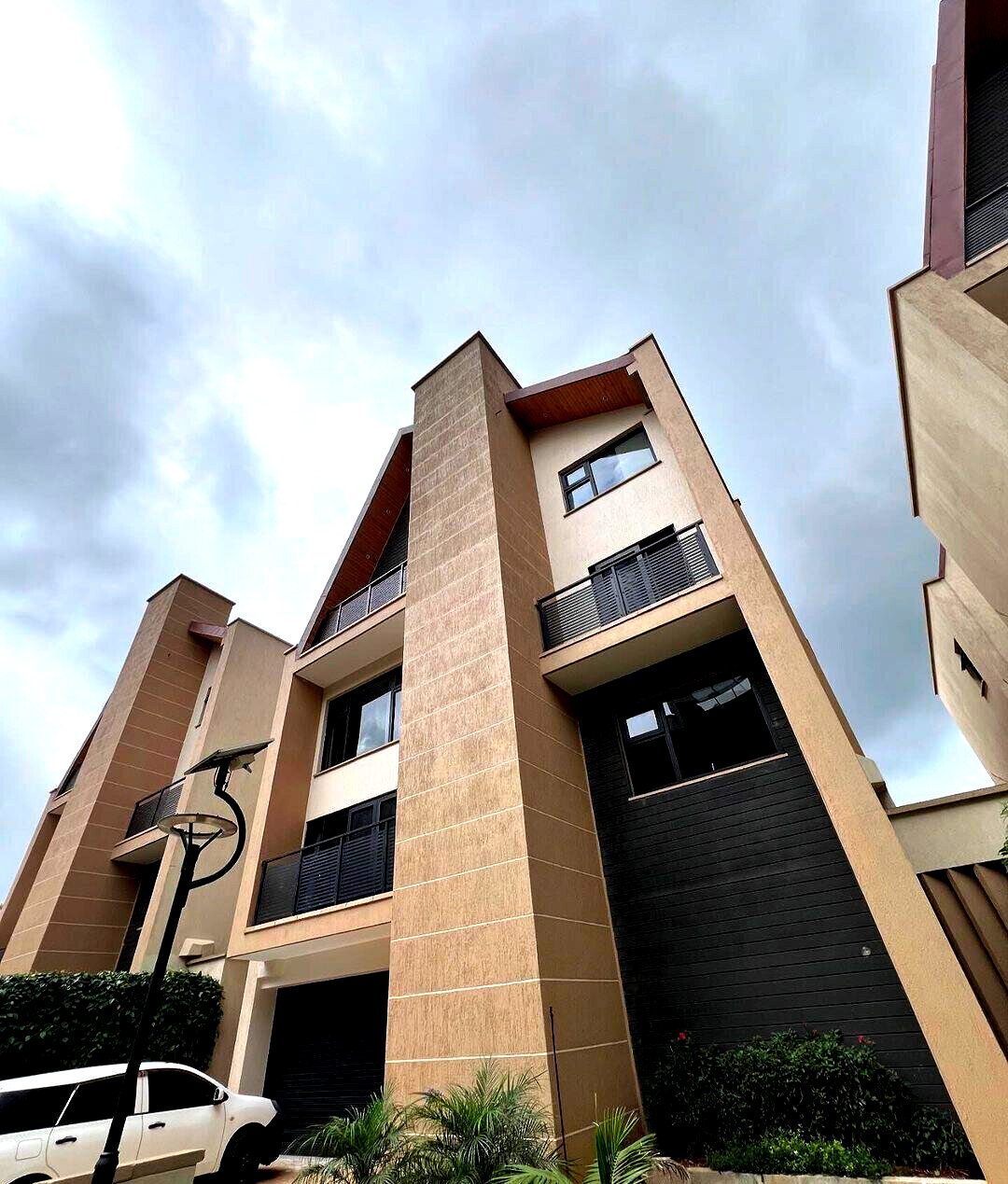 4BR Townhouse with Cinema, Wine Cellar & Splash Pool - Lavington