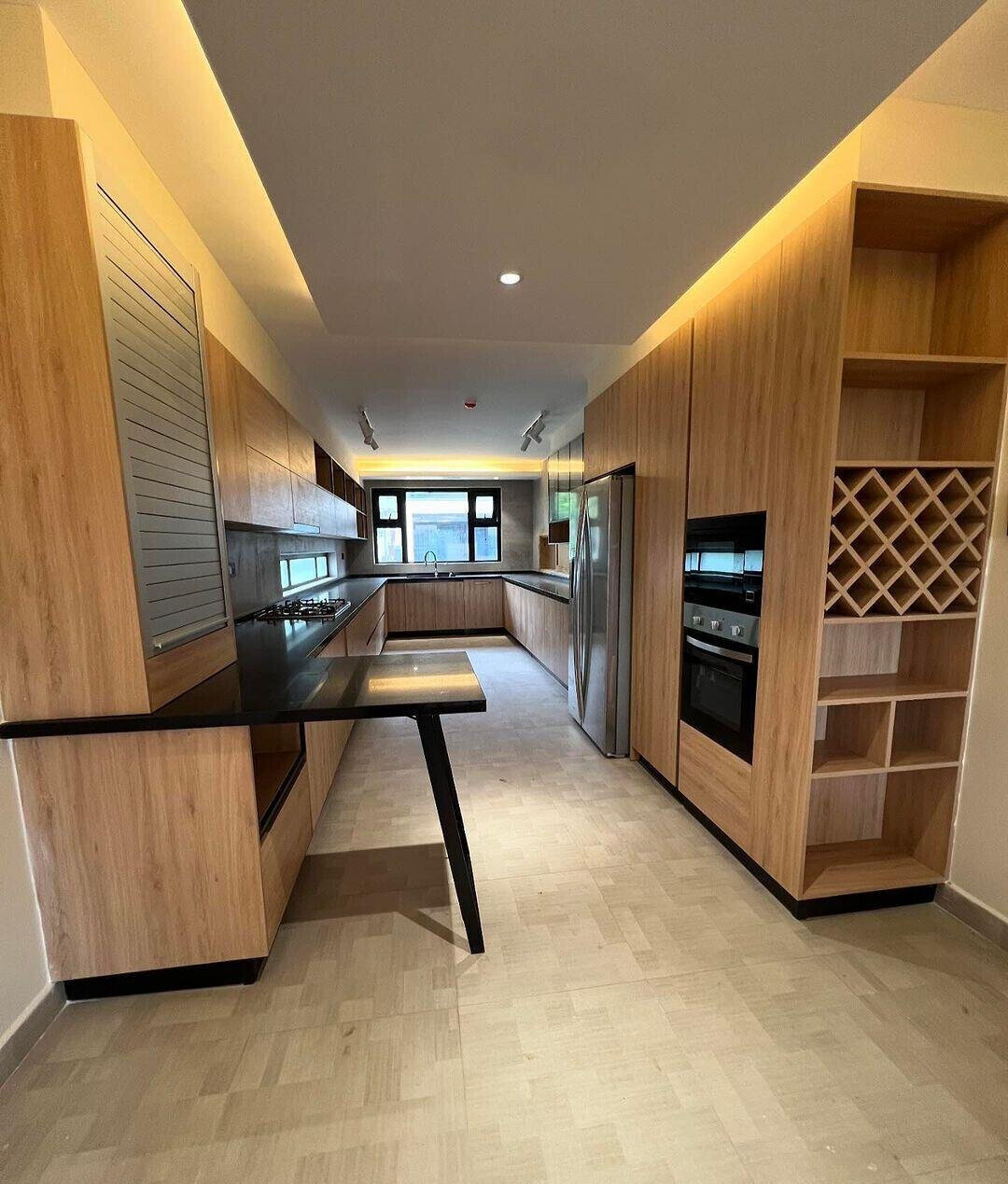 4BR Townhouse with Cinema, Wine Cellar & Splash Pool - Lavington