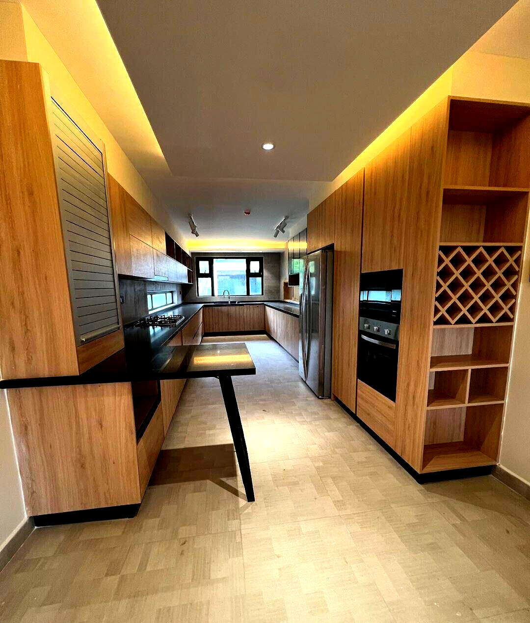 4BR Townhouse with Cinema, Wine Cellar & Splash Pool - Lavington