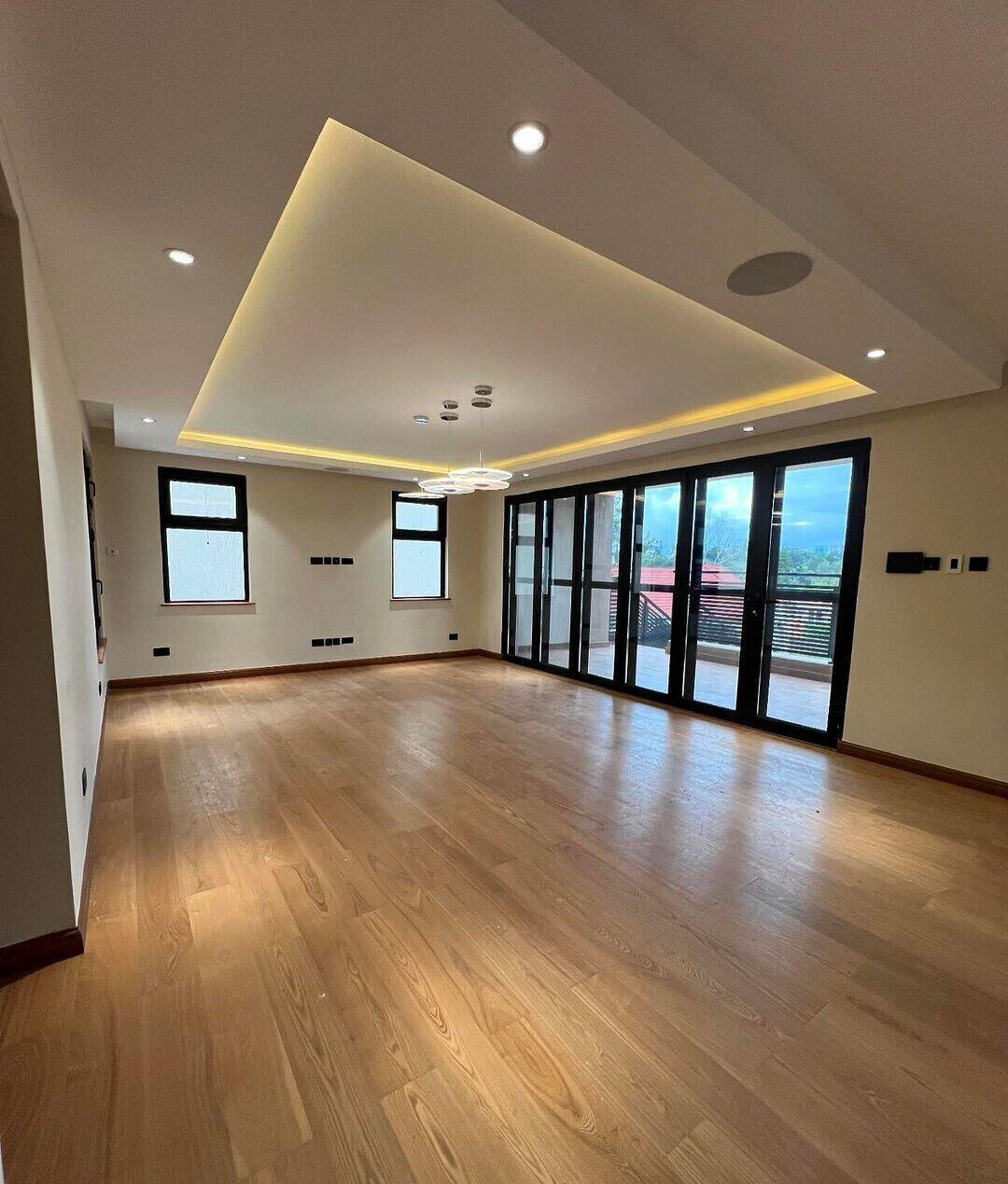 4BR Townhouse with Cinema, Wine Cellar & Splash Pool - Lavington