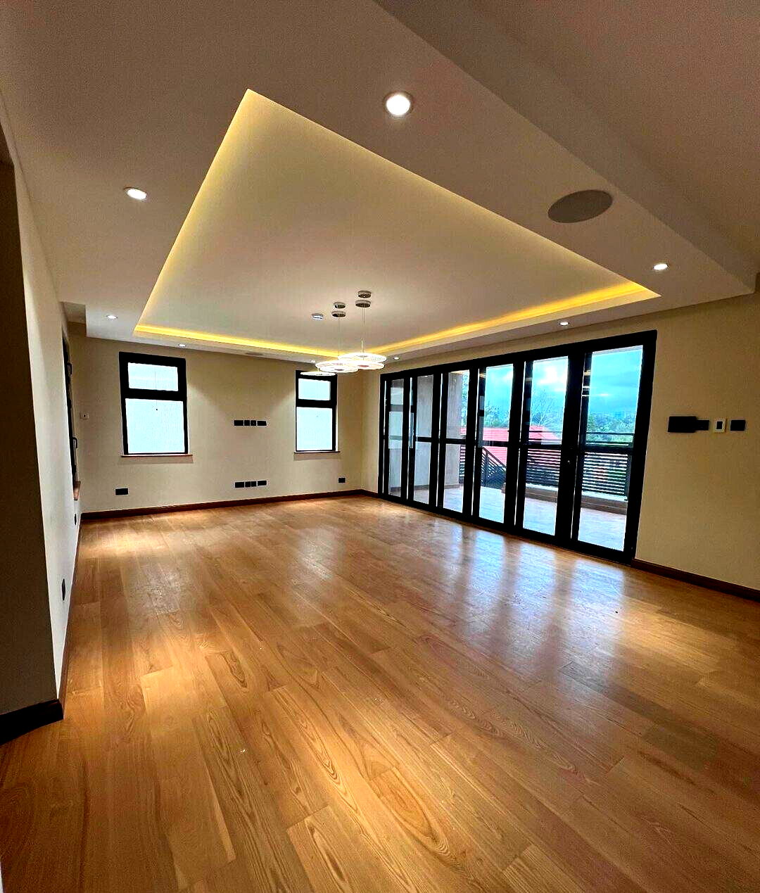 4BR Townhouse with Cinema, Wine Cellar & Splash Pool - Lavington