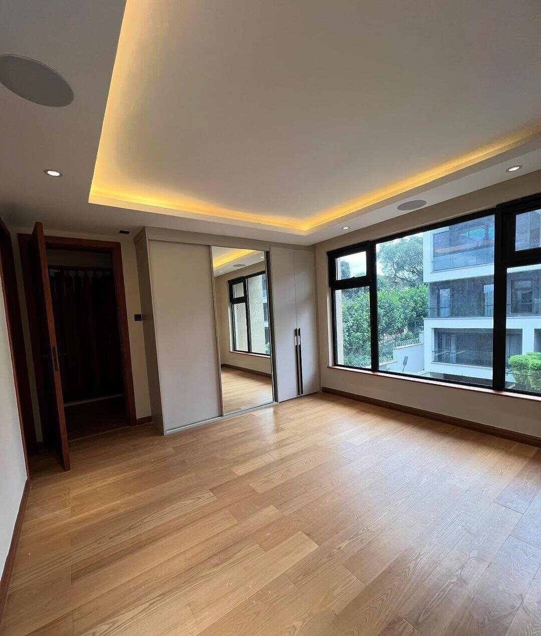 4BR Townhouse with Cinema, Wine Cellar & Splash Pool - Lavington