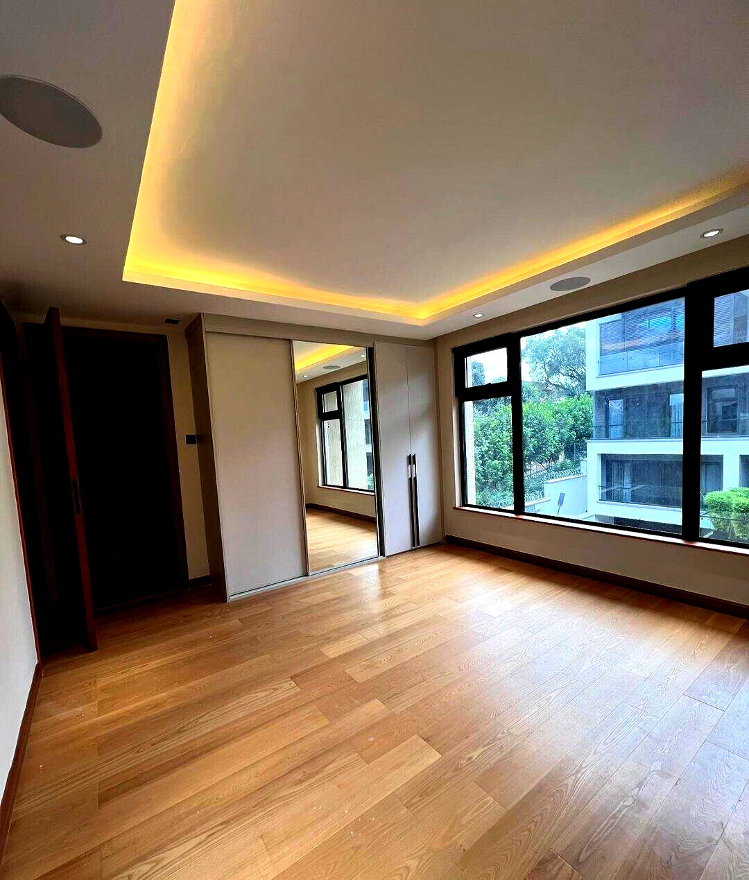 4BR Townhouse with Cinema, Wine Cellar & Splash Pool - Lavington