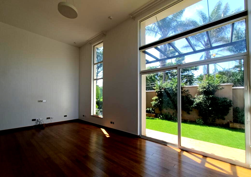 4-Ensuite Townhouse with Cathedral Ceilings & Private Garden - Lavington