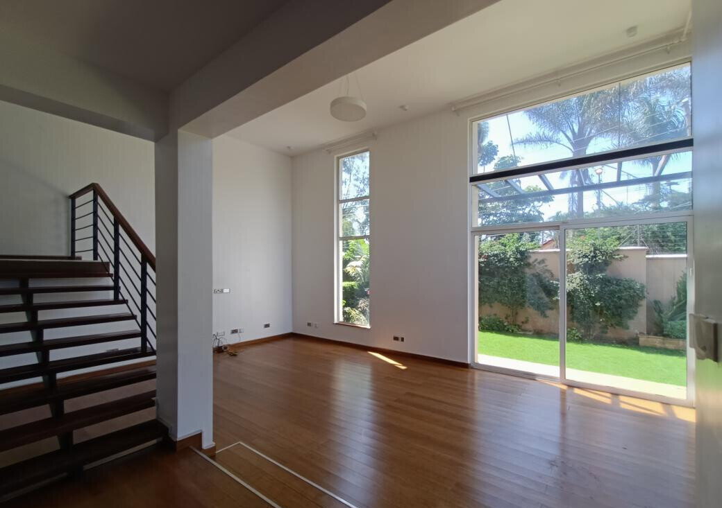 4-Ensuite Townhouse with Cathedral Ceilings & Private Garden - Lavington