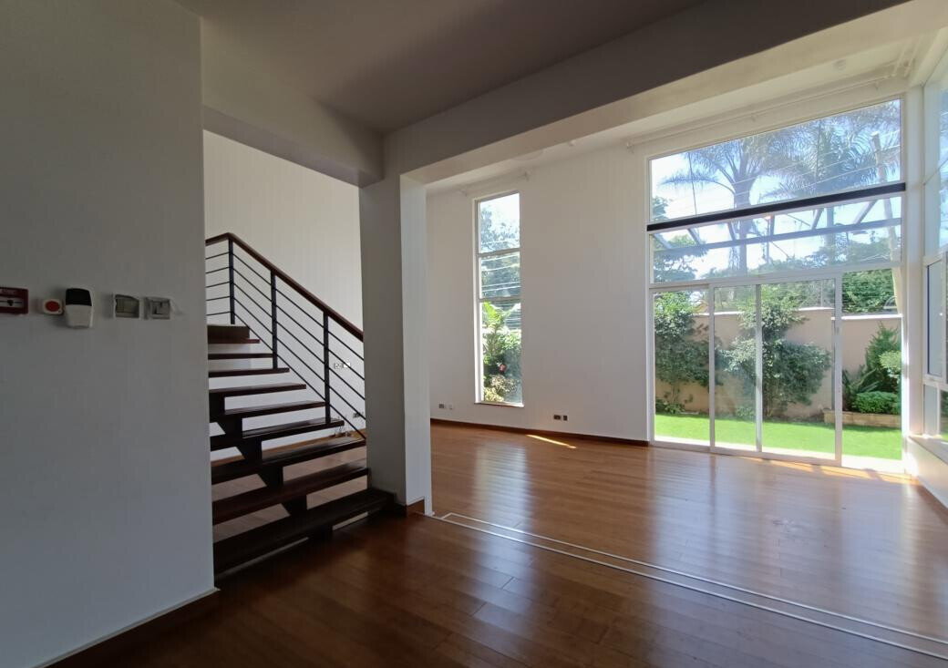 4-Ensuite Townhouse with Cathedral Ceilings & Private Garden - Lavington