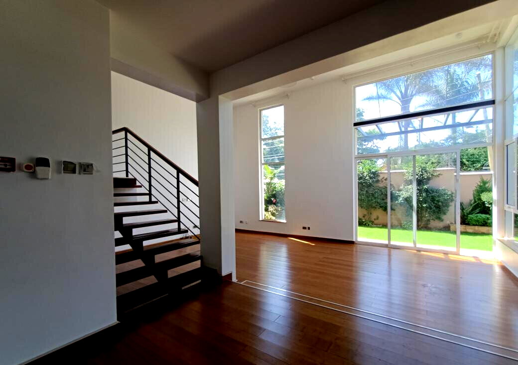 4-Ensuite Townhouse with Cathedral Ceilings & Private Garden - Lavington